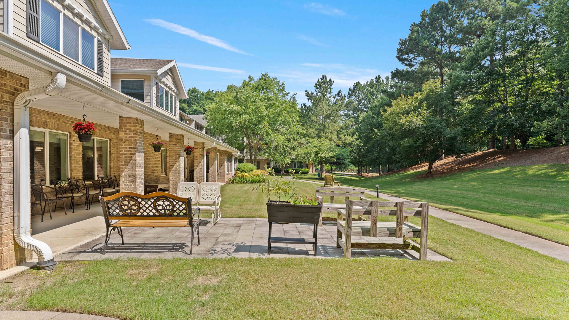 The outdoor patio at Jordan Oaks