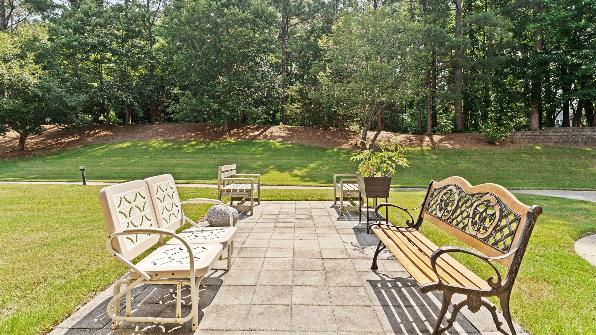 The outdoor patio at Jordan Oaks