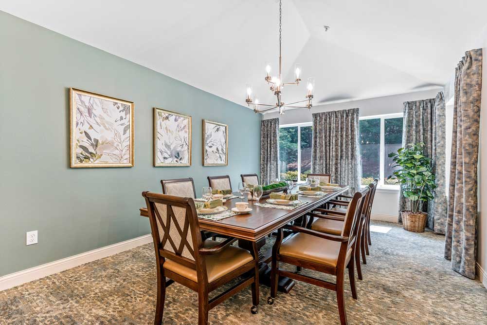 The dining room at Jordan Oaks set for mealtime
